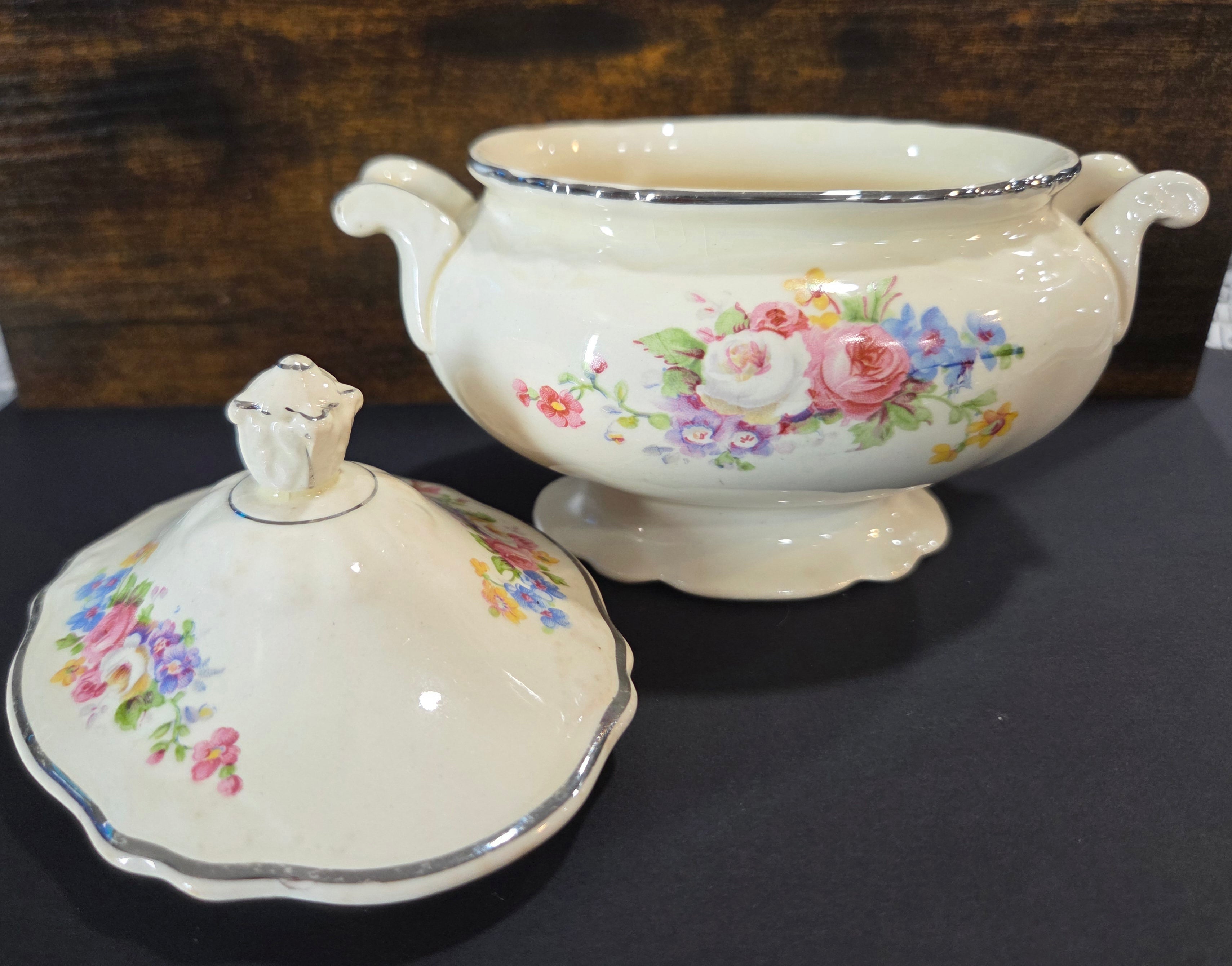 1950s Homer Laughlin Virginia Rose Sugar Bowl with Lid - Platinum Trim