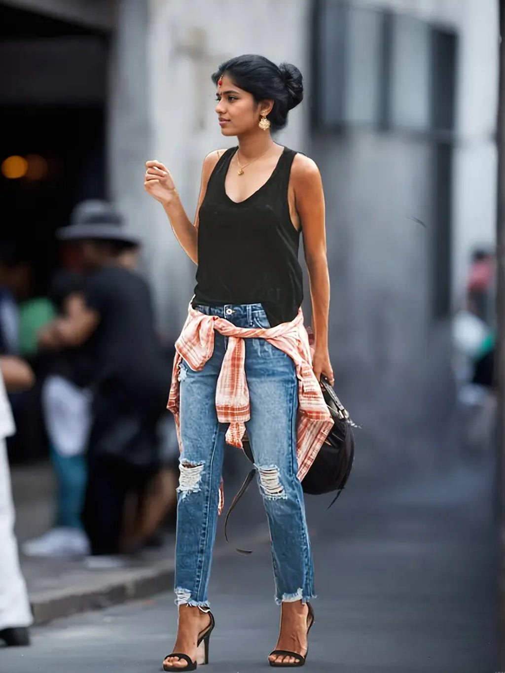 Women's Distressed Boyfriend Jeans - Stretchy Relaxed Fit with Ripped Details