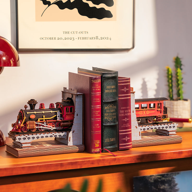 Robotime Steam Train Book Nook - 3D Wooden Puzzle Bookend